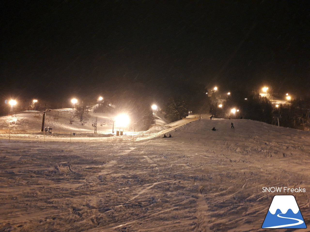 さっぽろばんけいスキー場　連日の降雪でコンディション良好な ban.Kで、Mt.石井スポーツ / b.c.map『VECTORGLIDEライダー・浅川誠とナイターセッション！』開催☆ 